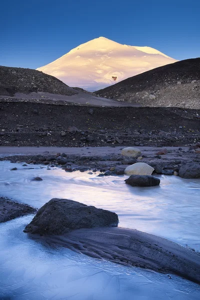 Pierres dans la rivière de montagne — Photo