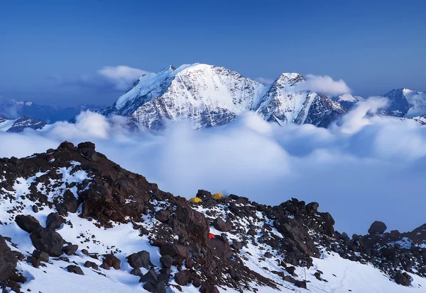 Alto pico de montaña en las nubes — Foto de Stock