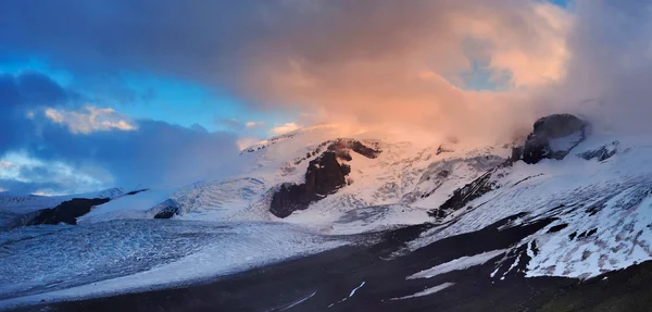 Alto pico de montanha durante o nascer do sol — Fotografia de Stock