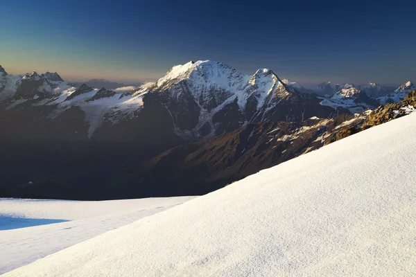 高い山のピーク、雪の斜面 — ストック写真