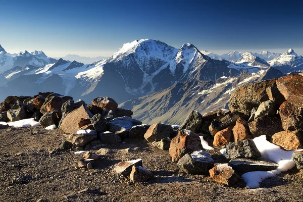 Höga berget peak under sunrise — Stockfoto