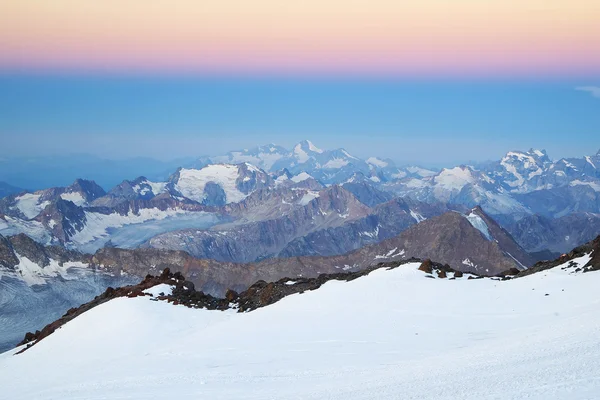 Alta montanha durante o nascer do sol — Fotografia de Stock