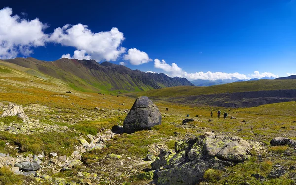 Touristes dans la vallée de montagne — Photo