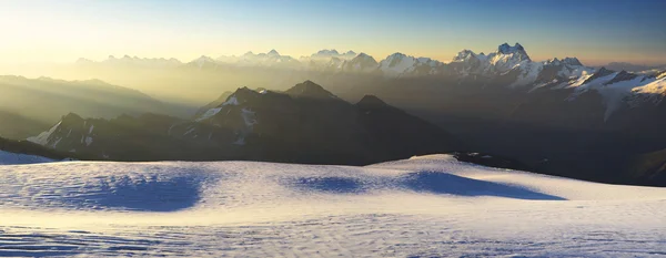 Chaîne de haute montagne au lever du soleil — Photo