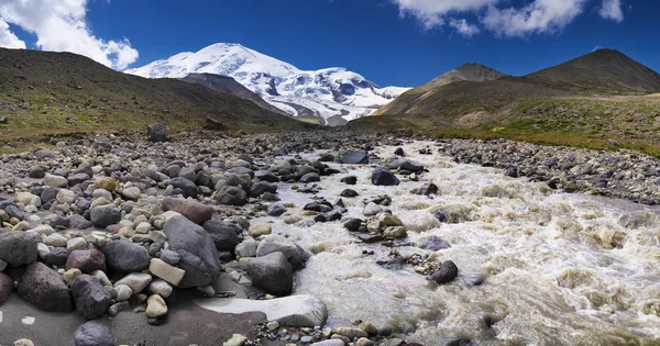 山区山谷中的河流 — 图库照片