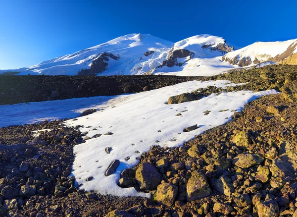 Hoher Berggipfel bei Sonnenaufgang — Stockfoto