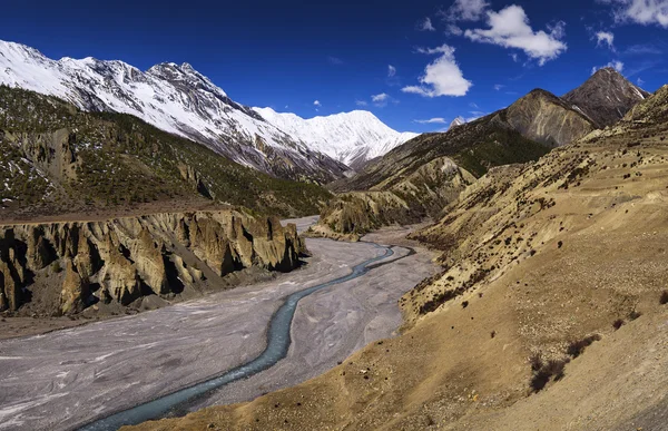 高山区谷地中河 — 图库照片