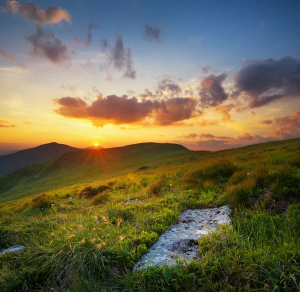 Montagnes pendant le coucher du soleil — Photo