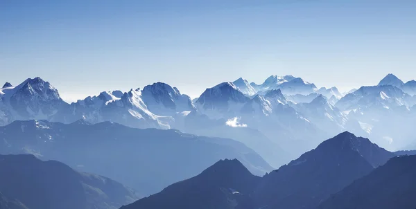 Berge im Morgennebel — Stockfoto