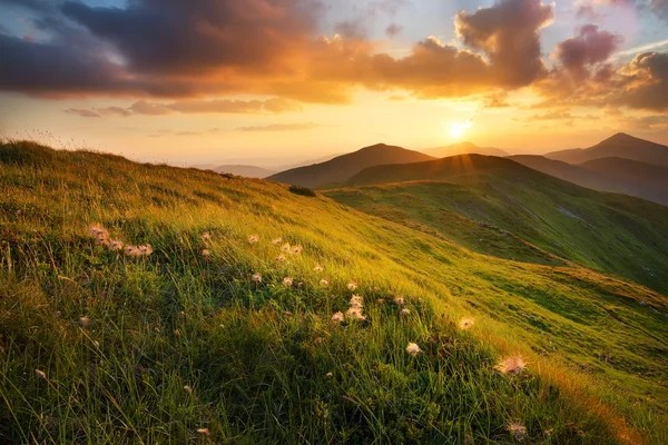 Montanhas sobre belo pôr do sol — Fotografia de Stock