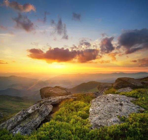 Montagnes au-dessus Beau coucher de soleil — Photo