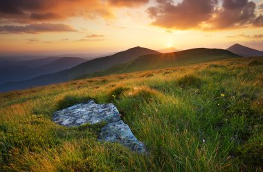 Dağ parlak günbatımı