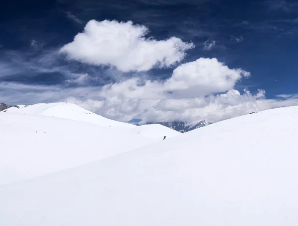 Hohe Felsen mit Schnee — Stockfoto