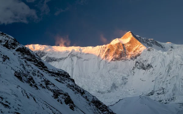 Hohe Berge bei Sonnenuntergang — Stockfoto