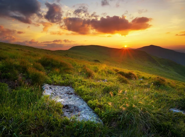 Montagne sul bellissimo tramonto — Foto Stock