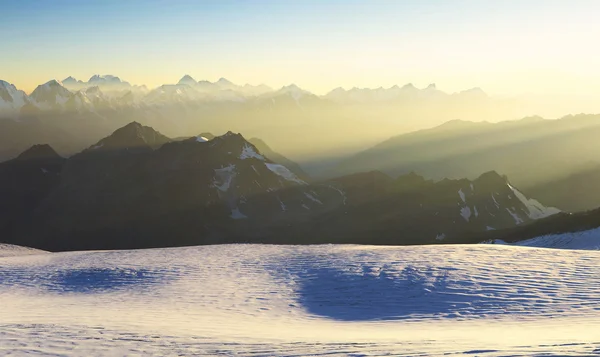 Alta catena montuosa all'alba — Foto Stock