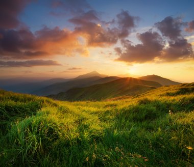 Parlak gündoğumu sırasında dağ Vadisi