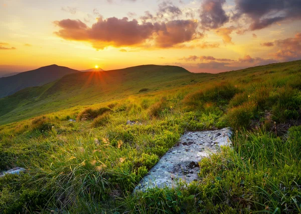 Montanhas durante o pôr do sol — Fotografia de Stock