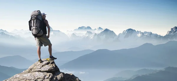 Touriste sur les hauts rochers — Photo