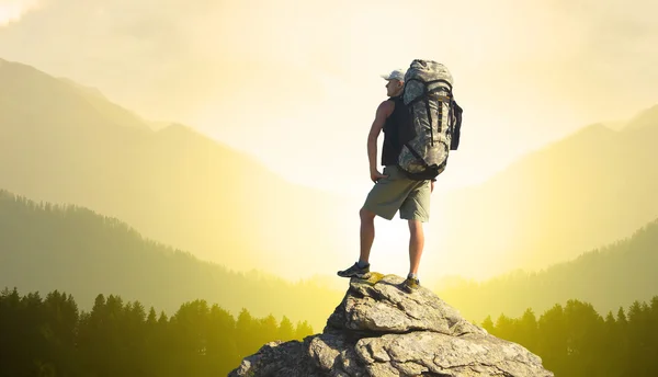 Turist på höga stenar — Stockfoto