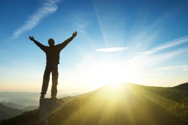 Ganador en la cima de la montaña — Foto de Stock