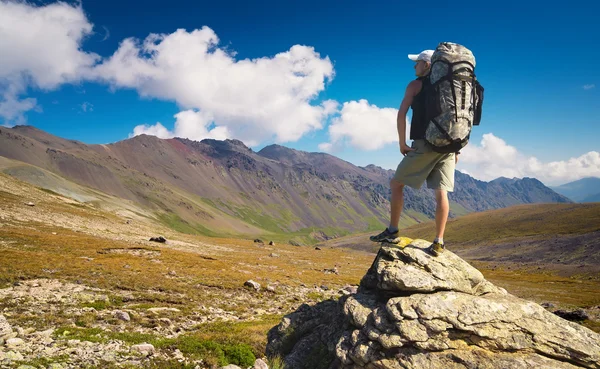 Turista su alte rocce — Foto Stock