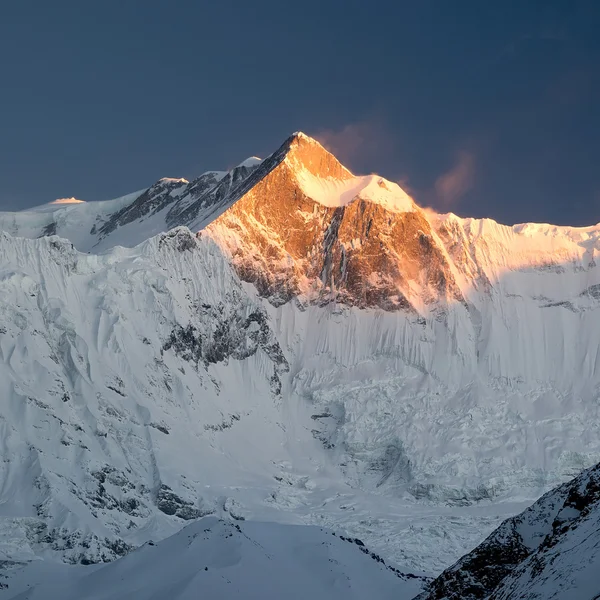 Hohe Felsen bei Sonnenuntergang — Stockfoto