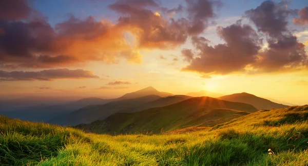 Vale da montanha durante o nascer do sol brilhante — Fotografia de Stock