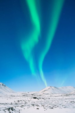 Aurora Borealis. Kuzey ışıkları ve açık gökyüzü. Doğa. İskandinav ülkeleri. Dağlarda kar ve buz. Kış zamanı manzara. Arkaplan ve duvar kağıdı için fotoğraf.