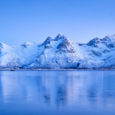 Norveç. Fiyortlarda doğa. Yüksek dağlar ve yansımalar. İskandinavya. Norveç 'te kış tatili ve seyahat. Arkaplan, duvar kağıdı, kartpostallar.
