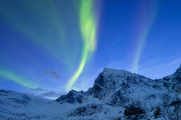 Aurora Borealis. Северное сияние и звездное небо. Природа на севере. Скандинавские страны. Снег и лед в горах. Пейзаж в зимнее время. Фон, обои, открытка.