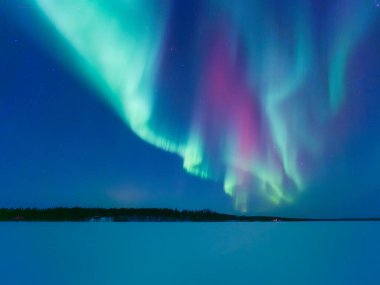 İskandinavya 'daki Aurora Borealis. Kuzey ışıkları donmuş gölün üzerinde. Yıldızlı gökyüzü. Gökyüzünde parlıyor. Kuzeyde kış manzarası. Panoramik resim manzarası. Arkaplan, duvar kağıdı, kartpostallar için fotoğraf. 