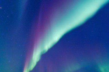 İskandinavya 'daki Aurora Borealis. Arka plan olarak kuzey ışıkları. Yıldızlı gökyüzü. Gökyüzünde parlıyor. Kuzeyde kış manzarası. Resimli bir manzara. Arkaplan, duvar kağıdı, kartpostallar için fotoğraf. 