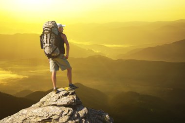 Kayanın üzerinde sırt çantası ile turizm