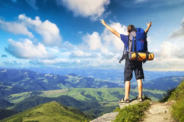 dağ tepe üzerinde turist