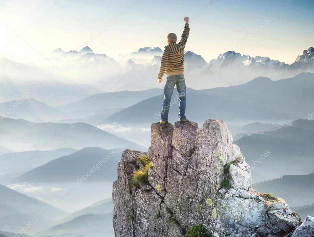 Успех в жизни. Победить с помощью. Бегуны на финише. Преодоление препятствий на пути к цели. Человек достиг успеха.