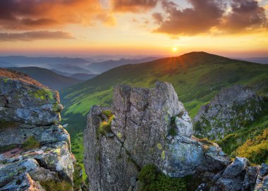Dağlar ve kayalar gün batımı sırasında