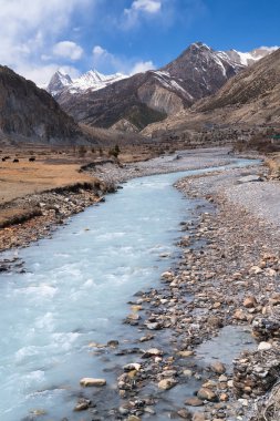 Nehir ve yüksek dağlar