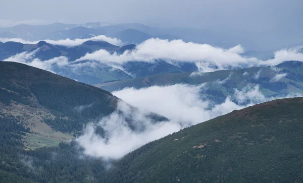 Mountains in mist and clouds — Stock Photo, Image