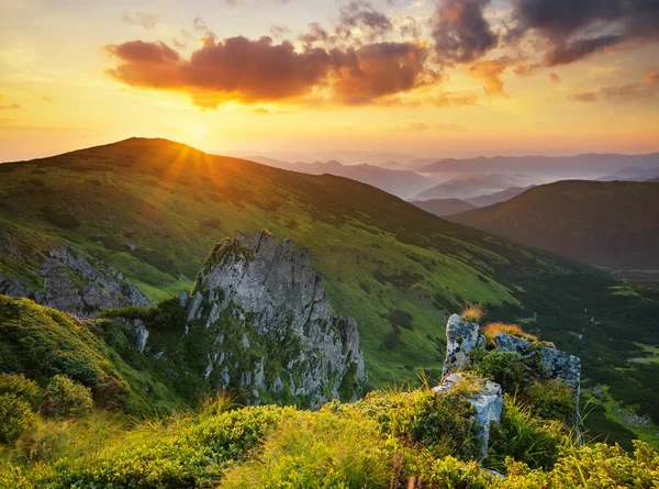 Berge und Felsen bei Sonnenuntergang — Stockfoto