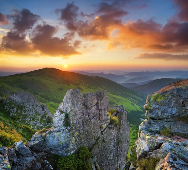 Berge und Felsen bei Sonnenuntergang — Stockfoto