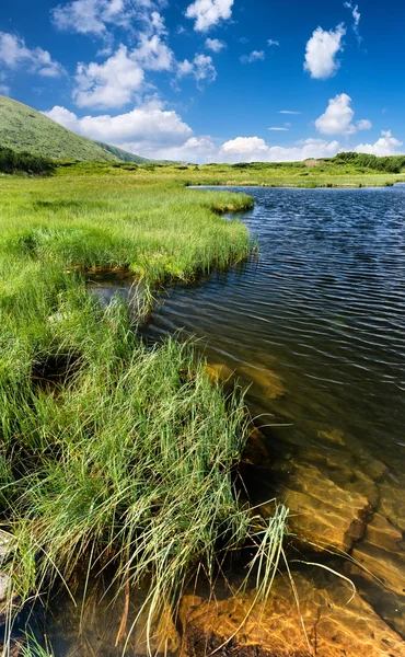 Jezero v horách údolí — Stock fotografie