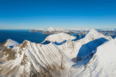 Norveç 'teki Lofoten Adaları üzerinde uçuş. İskandinavya. Hava görüntüsü. Kuzey manzarası. Havadan gelen doğal kış manzarası. Kartpostallar, arka planlar, duvar kağıtları.