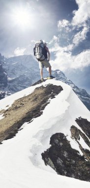 dağ tepe üzerinde turist