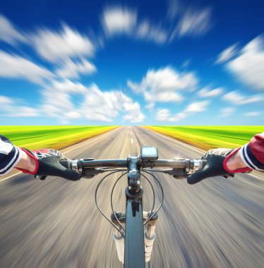 Bisiklet yolda binmek