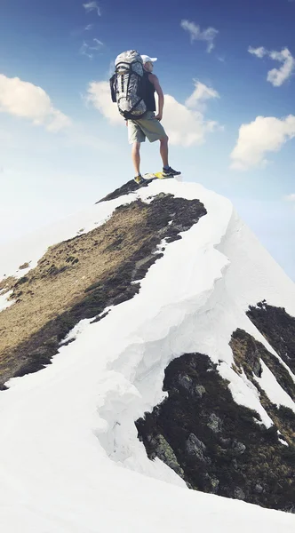 Tourist on mountain peak — Stock Photo, Image