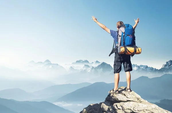 Turist på bergstopp — Stockfoto