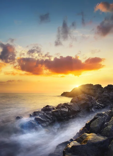 Paisaje marino y niebla al atardecer — Foto de Stock