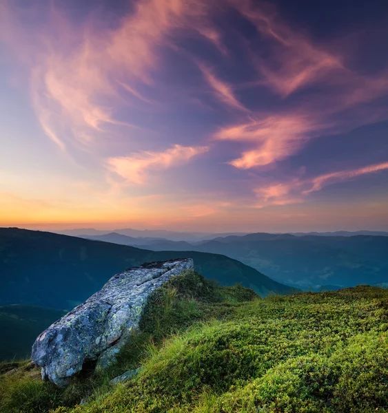 Vallée de montagne au lever du soleil — Photo