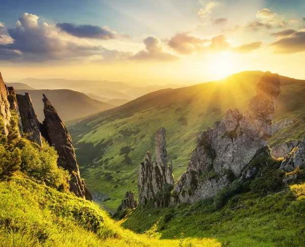 Valle de la montaña durante el amanecer — Foto de Stock